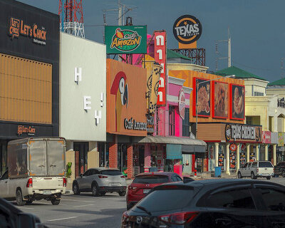 3D signage makes hey! coffee shop stand out from a busy highway in thailand
