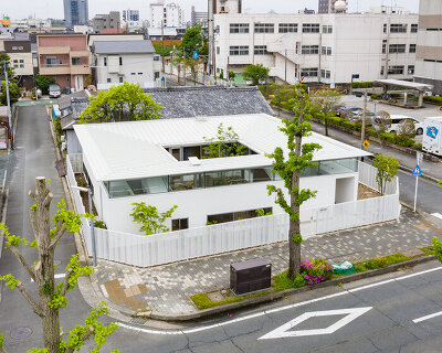 junichi suezaki architects' toyohashi house encloses a light-filled, gardened courtyard