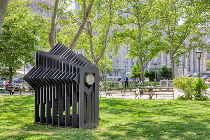Un proyecto de protección de madera contrachapada convierte los escaparates cubiertos en esculturas en toda la ciudad de Nueva York