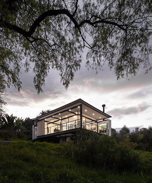 rodas cordero arquitectos cantilevers steel residential structure over verdant site in ecuador