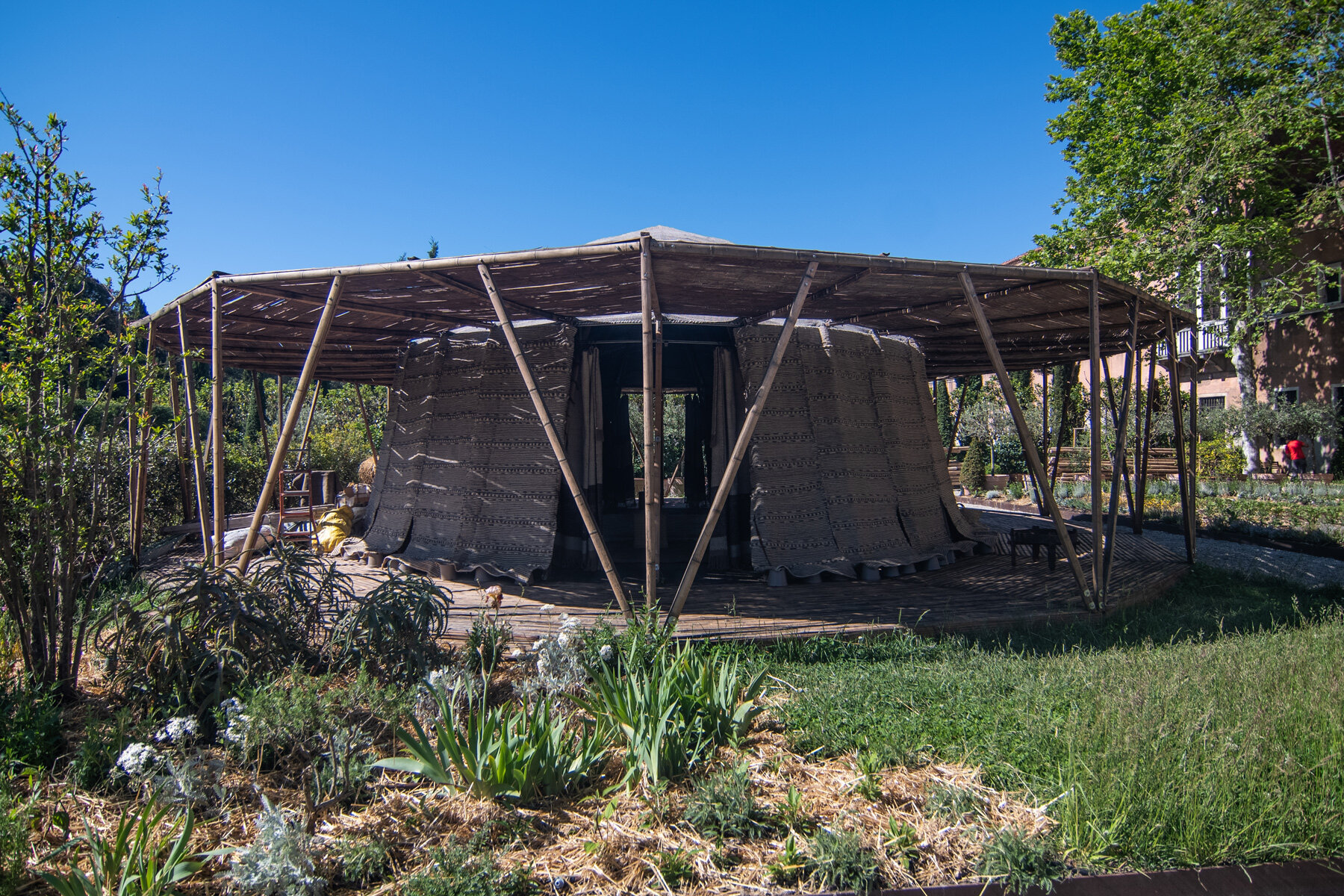 simon-velez-stefana-simic-bamboo-majlis-venice-architecture-biennale-designboom-R-1800b
