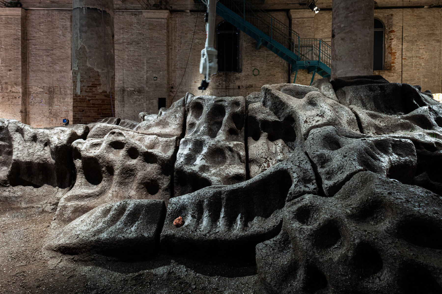 MAEID-magic-queen-3D-printed-soil-landscape-venice-biennale-designboom-1800b