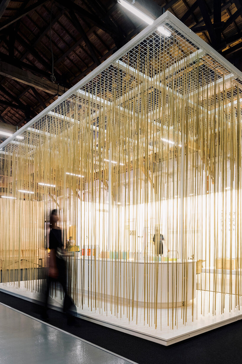 cheng tsung feng's portable installation uses more than 3000 slices of natural bamboo