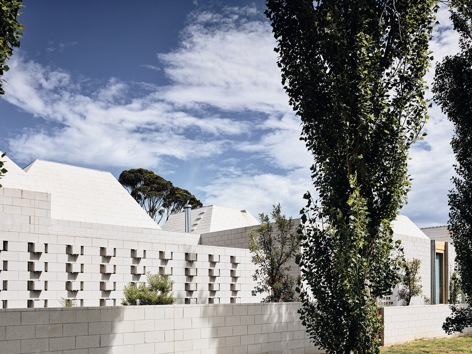 bellows-house-architects-eat-designboom-full-width-001