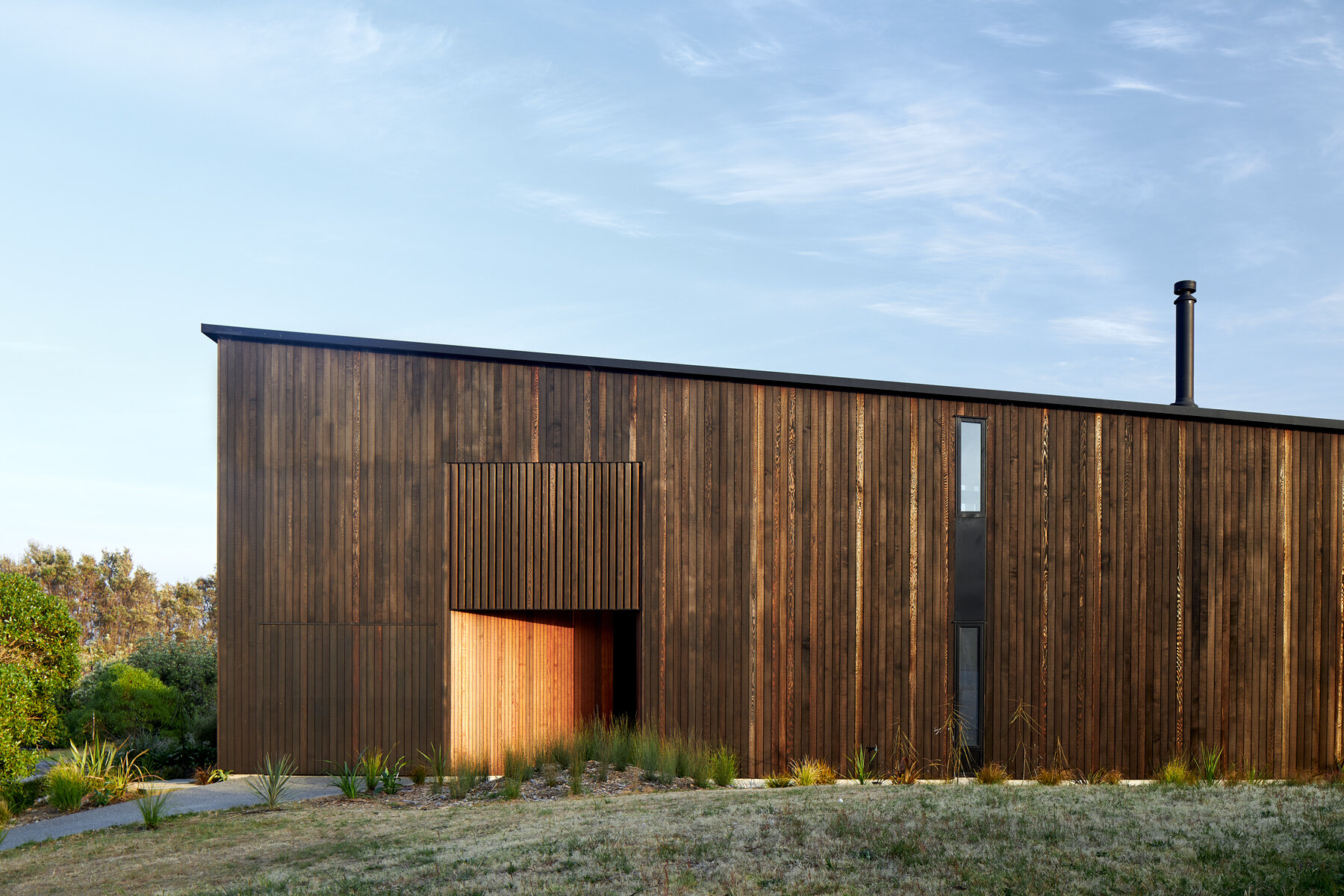 edwards-white-architects-bowentown-bach-new-zealand-designboom-31X