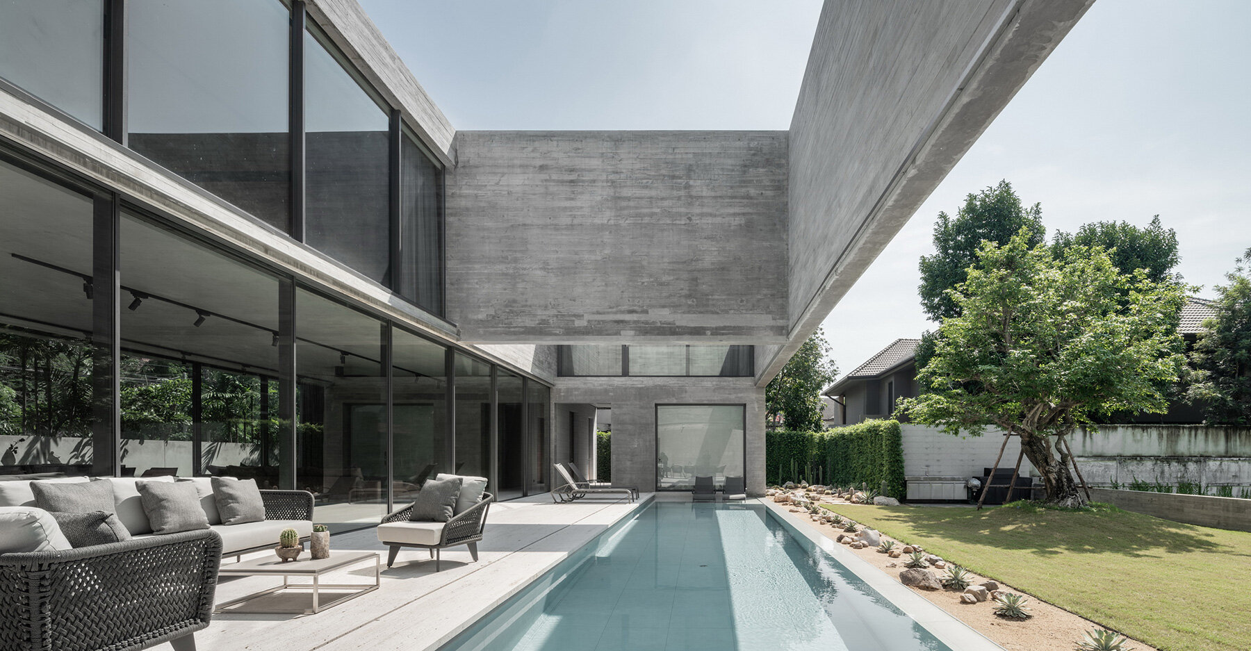 intersecting-concrete-slabs-stu-d-o-architects-monolithic-residence-thailand-designboom-1800