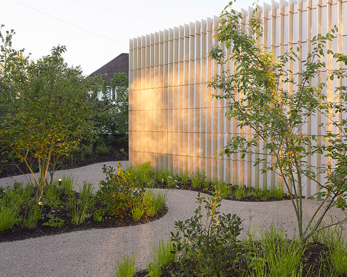 amanda levete unveils gardened maggie's cancer support center at southampton hospital