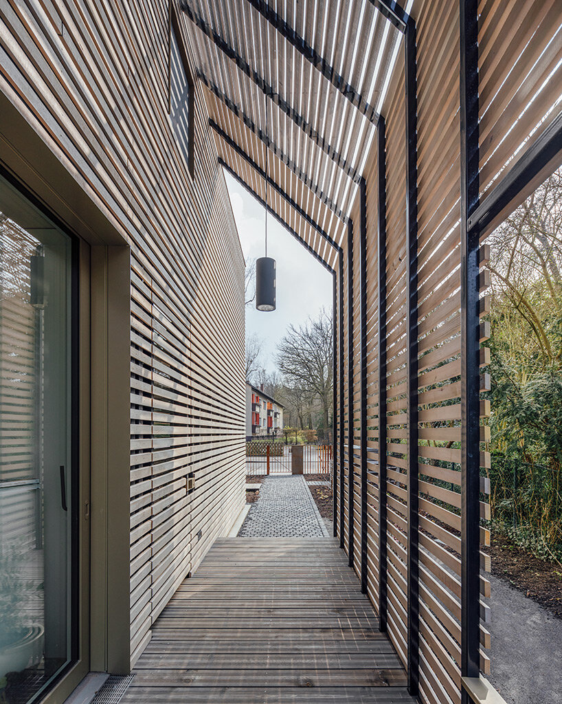 rundzwei architekten envelops 'pergola house' in berlin with unified wooden slat façade