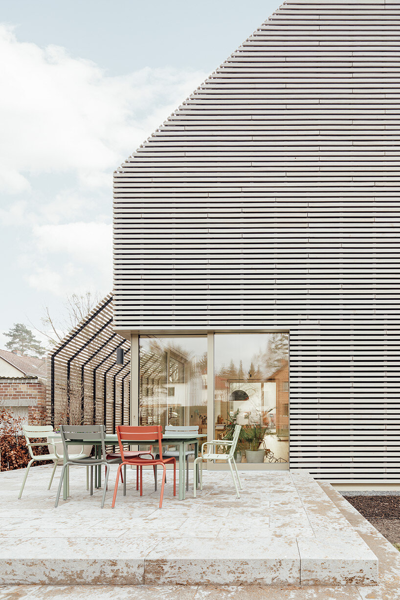 rundzwei architekten envelops 'pergola house' in berlin with unified wooden slat façade