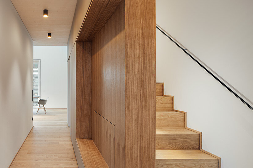 rundzwei architekten envelops 'pergola house' in berlin with unified wooden slat façade