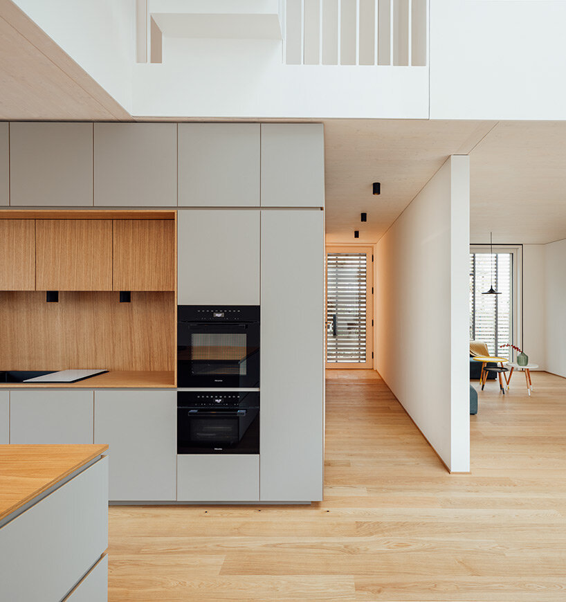 rundzwei architekten envelops 'pergola house' in berlin with unified wooden slat façade
