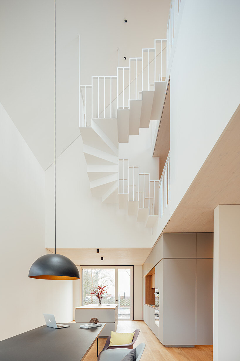 rundzwei architekten envelops 'pergola house' in berlin with unified wooden slat façade