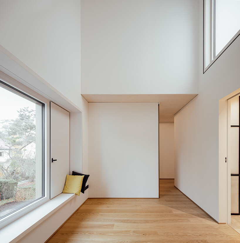 rundzwei architekten envelops 'pergola house' in berlin with unified wooden slat façade