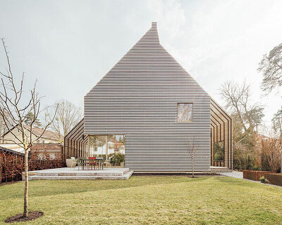 rundzwei architekten envelops 'pergola house' in berlin with unified wooden slat façade