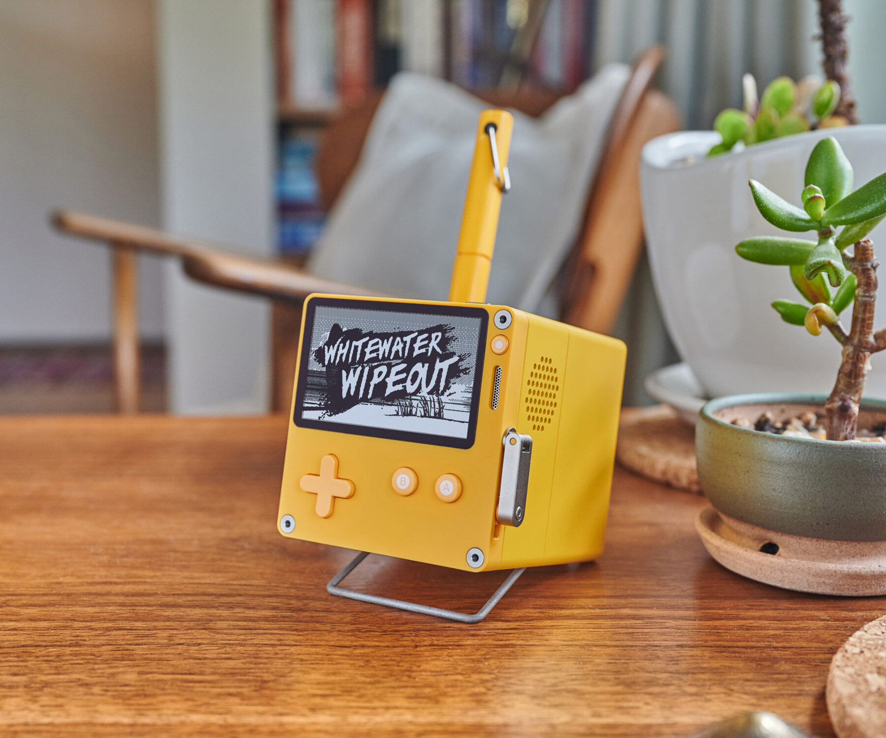 playdate-panic-hand-held-video-game-designboom-005