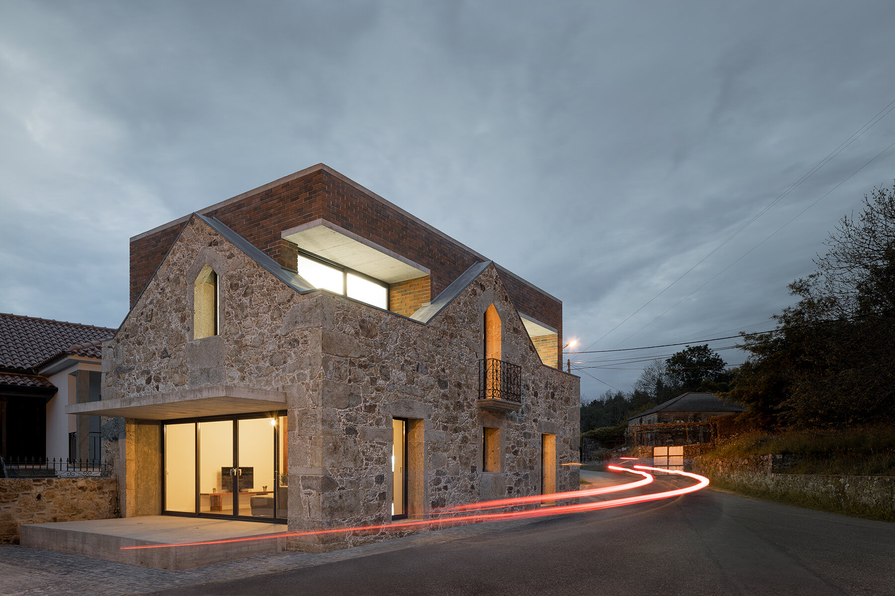 tiago-sousa-box-house-ruins-traditional-portuguese-structure-designboom-21800