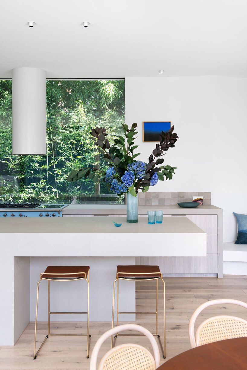 gentle curves shape susi leeton's sculptural 'birch tree house' in melbourne