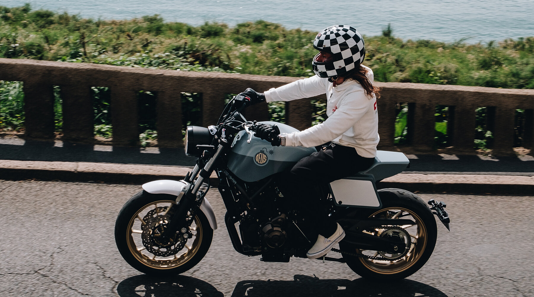 deus-ex-machina-la-bombe-yamaha-XSR700-motorcycle-designboom02