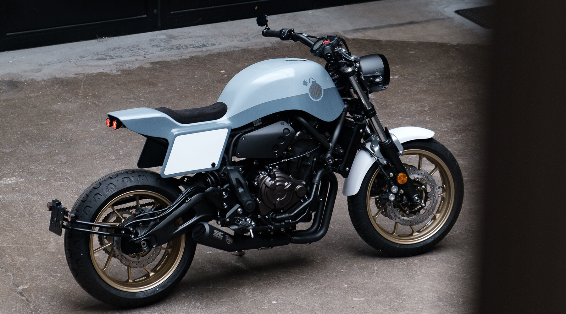 deus-ex-machina-la-bombe-yamaha-XSR700-motorcycle-designboom03