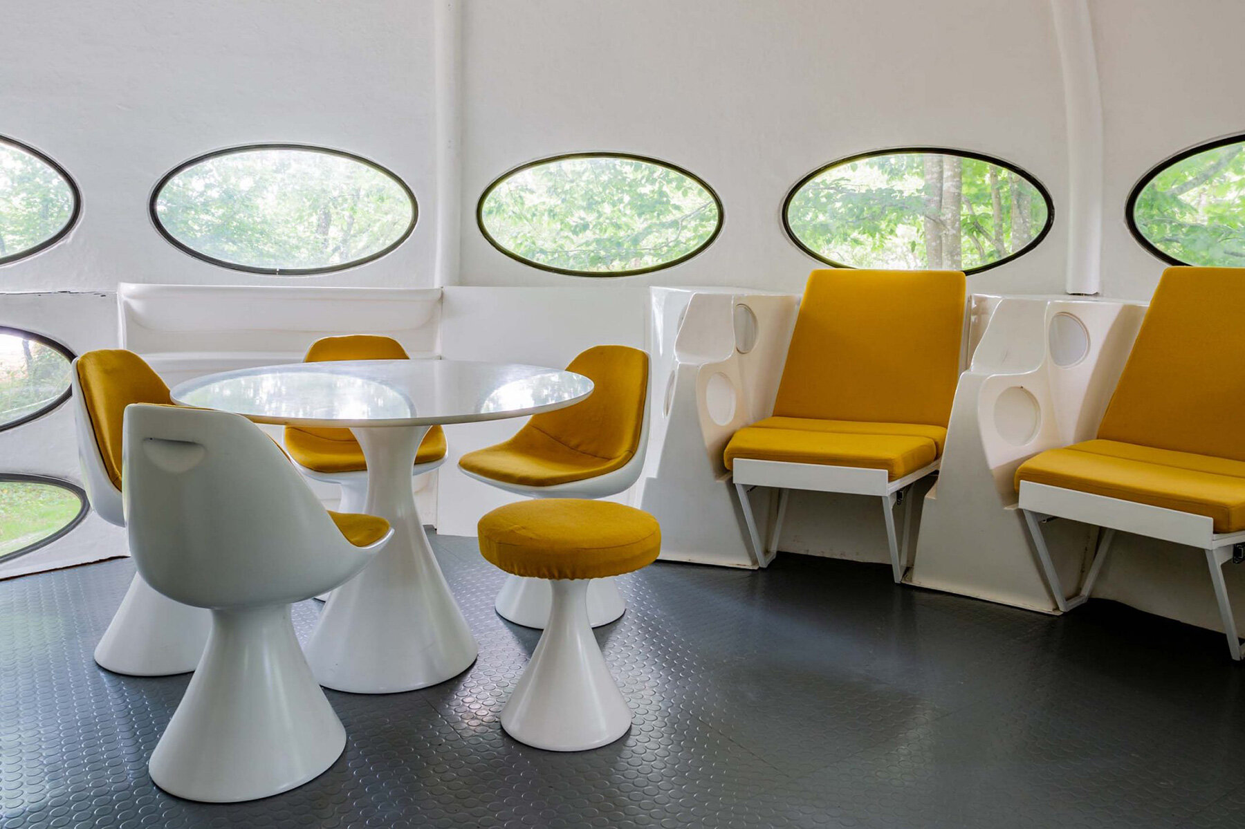 futuro-house-marston-park-sleepover-designboom-005