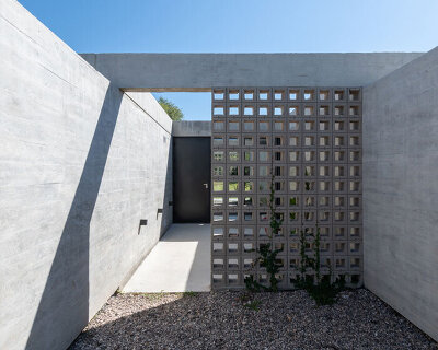 GRUPO studio curates its casa SI as a residential composition in concrete in argentina