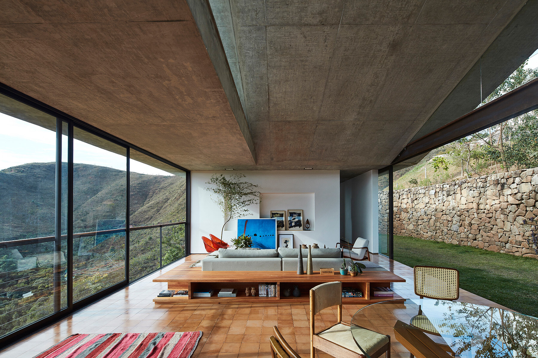 inclined-slab-house-tetro-brazil-designboom-full-width-02