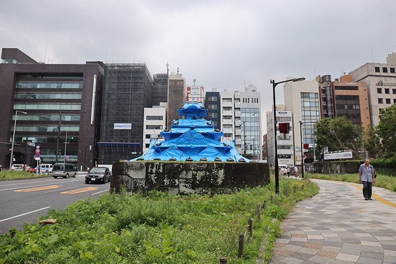 cardboard + blue tarp castles by makoto aida emphasize temporariness in tokyo