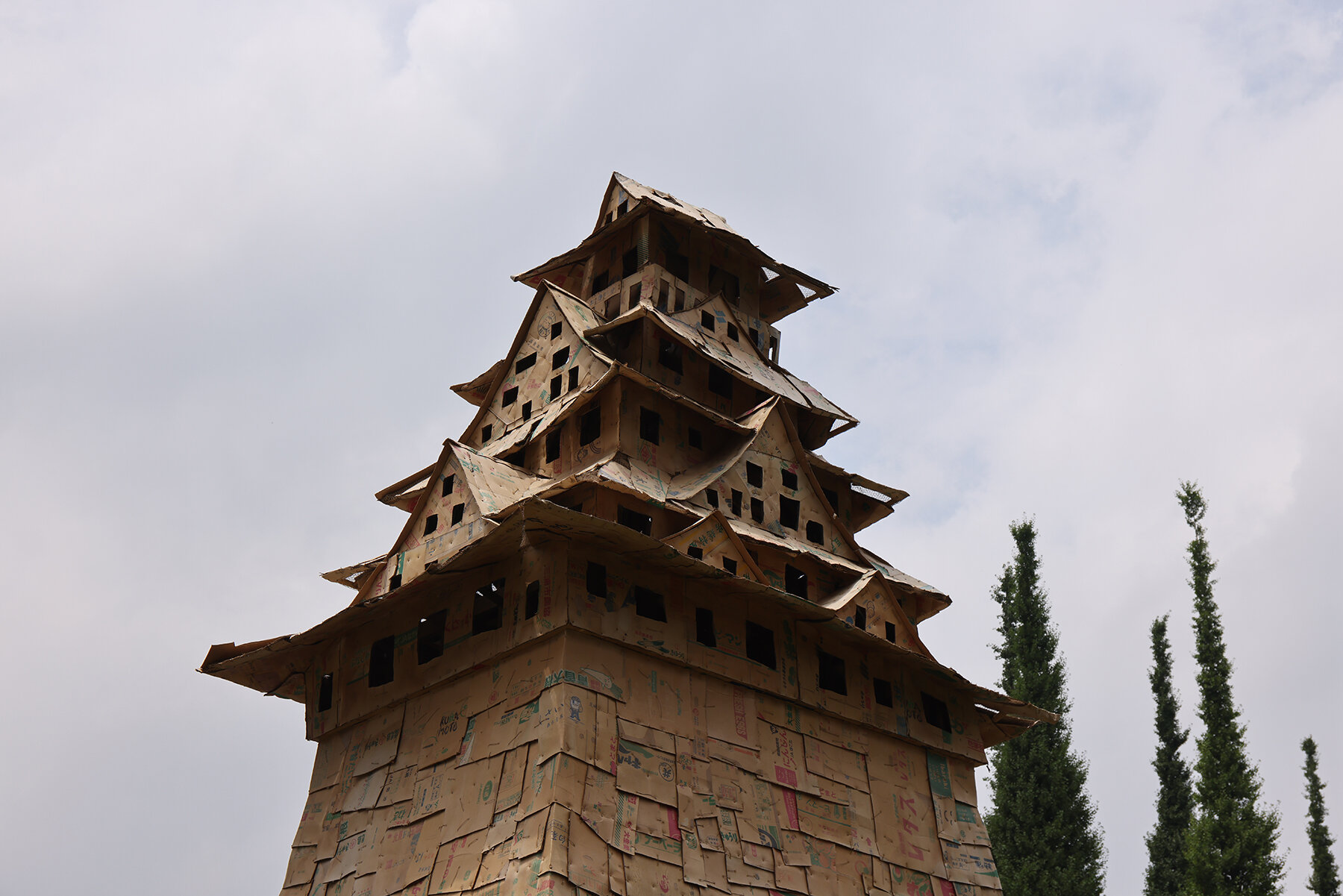 makoto-aida-tokyo-castles-cardboard-blue-tarps-temporariness-designboom-21800