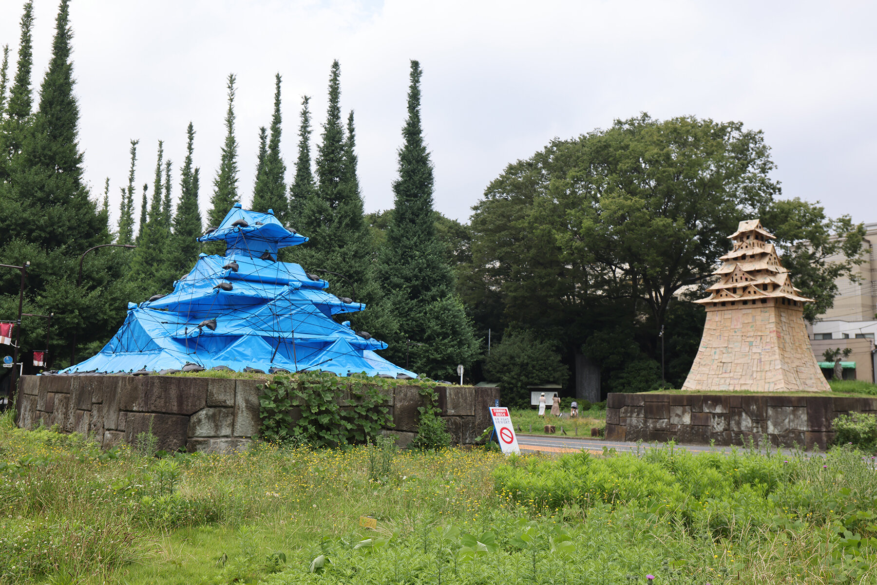 makoto-aida-tokyo-castles-cardboard-blue-tarps-temporariness-designboom-51800