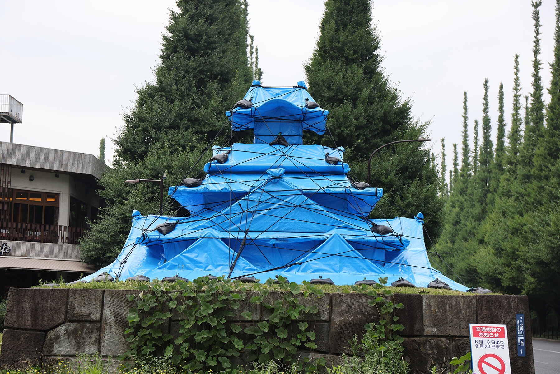 makoto-aida-tokyo-castles-cardboard-blue-tarps-temporariness-designboom-61800