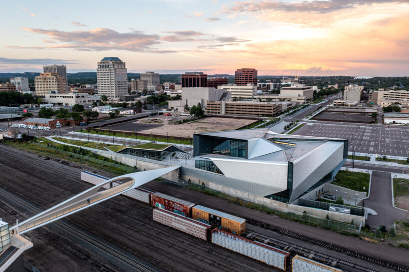 diller scofidio + renfro's fluid 'park union bridge' faces colorado rocky mountains