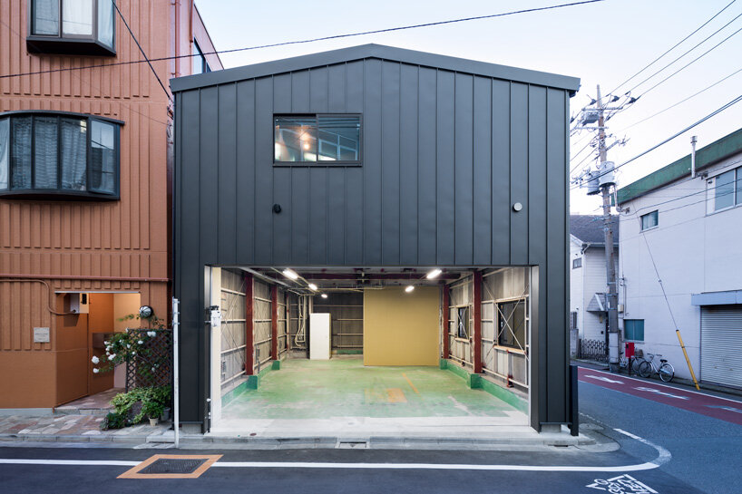two floating floors add space for sunbathing inside tokyo house by toru kashihara architects