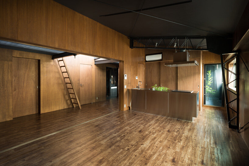 two floating floors add space for sunbathing inside tokyo house by toru kashihara architects