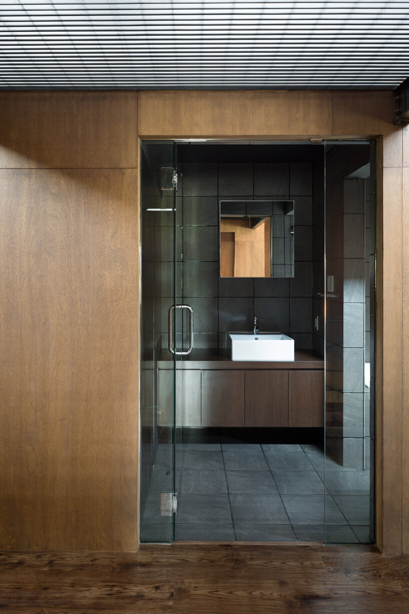 two floating floors add space for sunbathing inside tokyo house by toru kashihara architects