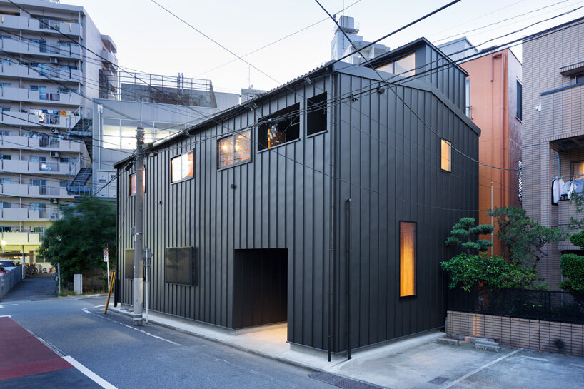 two floating floors add space for sunbathing inside tokyo house by toru kashihara architects
