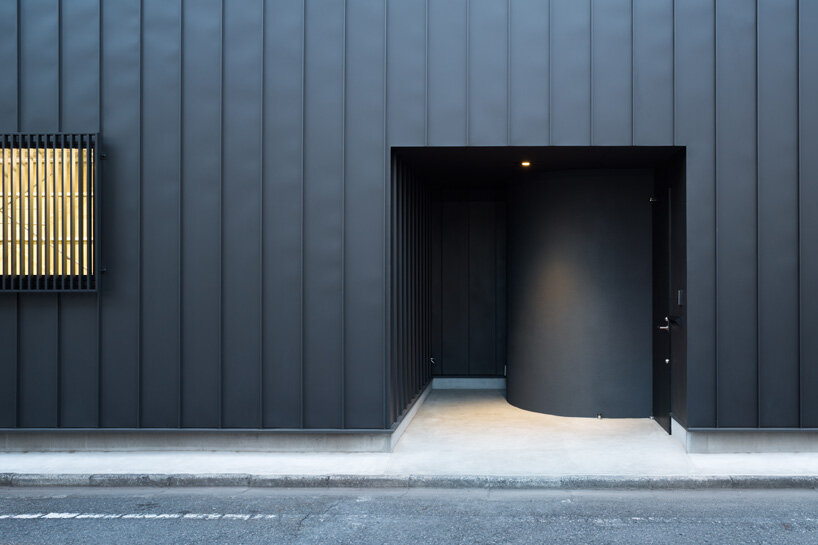 two floating floors add space for sunbathing inside tokyo house by toru kashihara architects