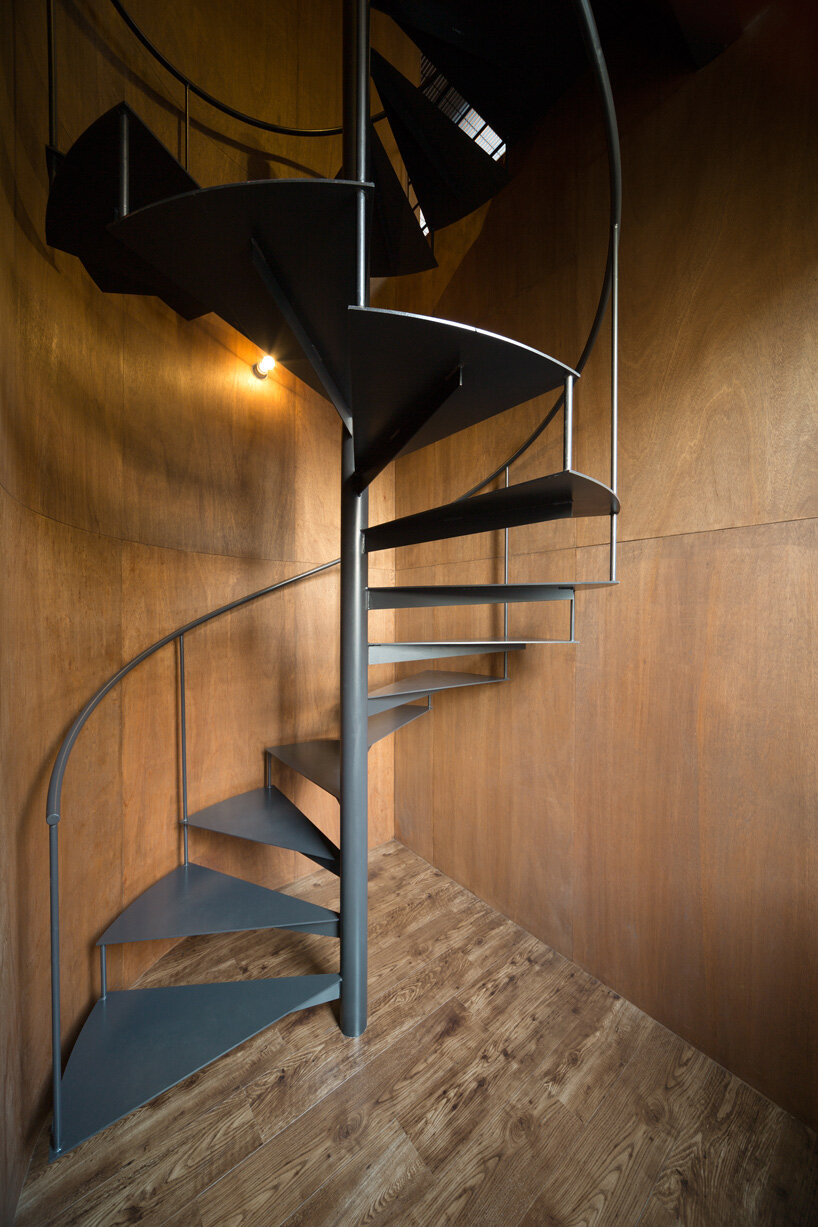 two floating floors add space for sunbathing inside tokyo house by toru kashihara architects