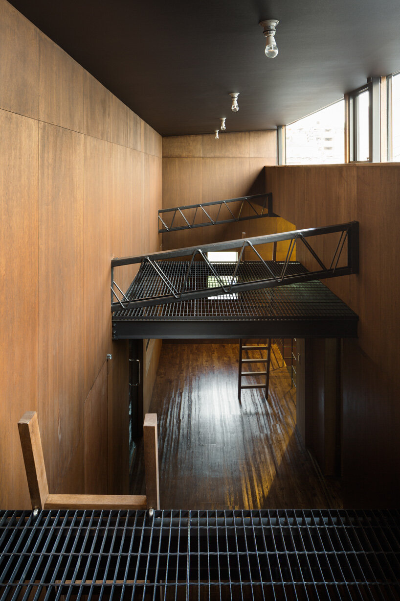 two floating floors add space for sunbathing inside tokyo house by toru kashihara architects