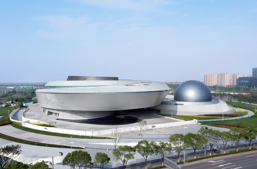 le plus grand musée d'astronomie du monde, conçu par les architectes ennead, ouvre ses portes à shanghai