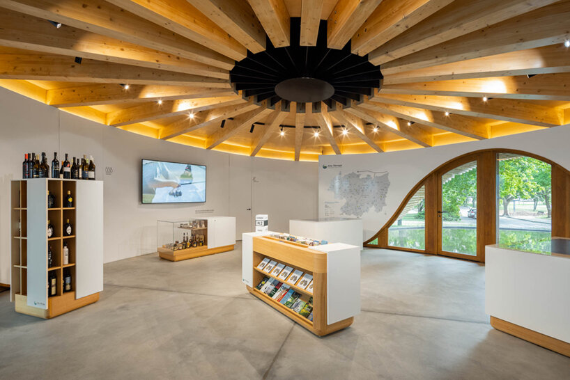 AND-RÉ builds a tourist center in alto tâmega, portugal with sculpted timber