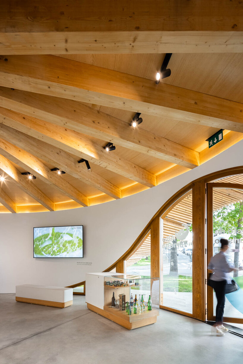 AND-RÉ builds a tourist center in alto tâmega, portugal with sculpted timber
