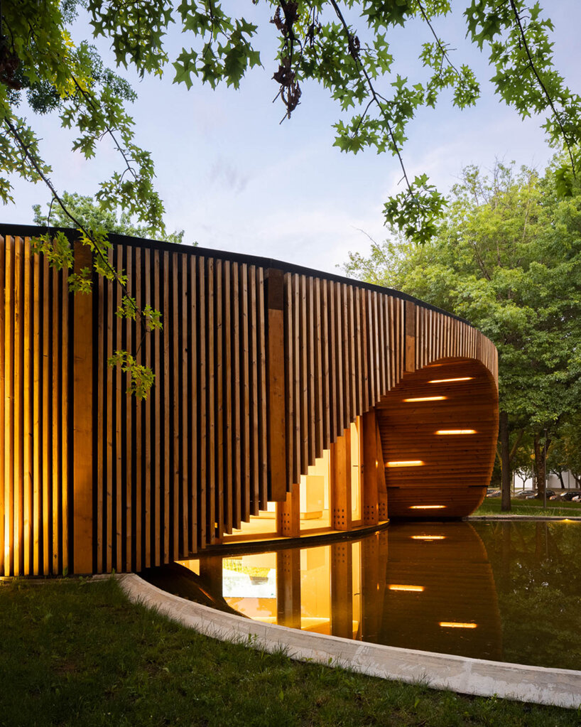 AND-RÉ builds a tourist center in alto tâmega, portugal with sculpted timber