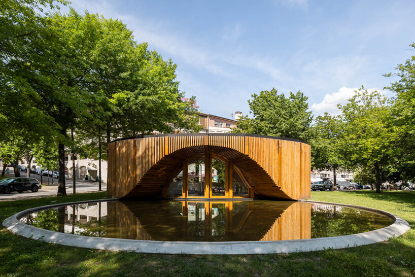 AND-RÉ builds a tourist center in alto tâmega, portugal with sculpted timber