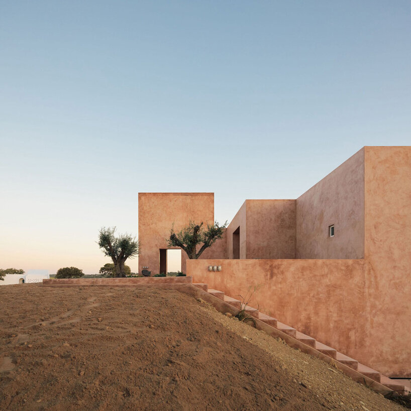 pigmented lime mortar + cork clad this vacation home beside long swimming pool in portugal