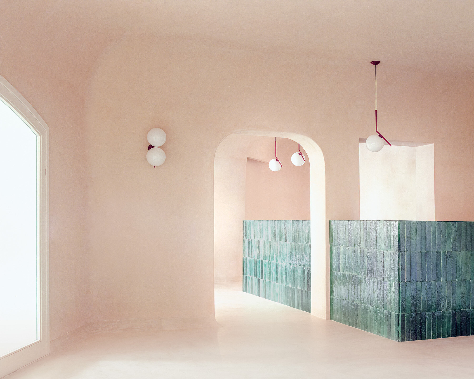 empty-spaces-earthy-tones-give-shape-myrto-restaurant-porto-cervo-italy-designboom-full-width-001