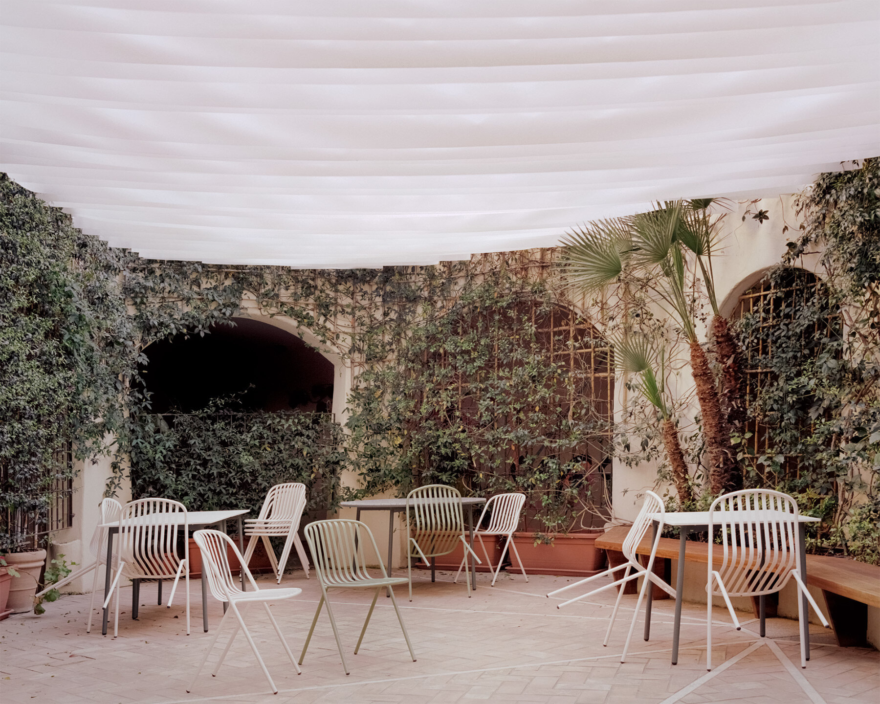 empty-spaces-earthy-tones-give-shape-myrto-restaurant-porto-cervo-italy-designboom-full-width-002