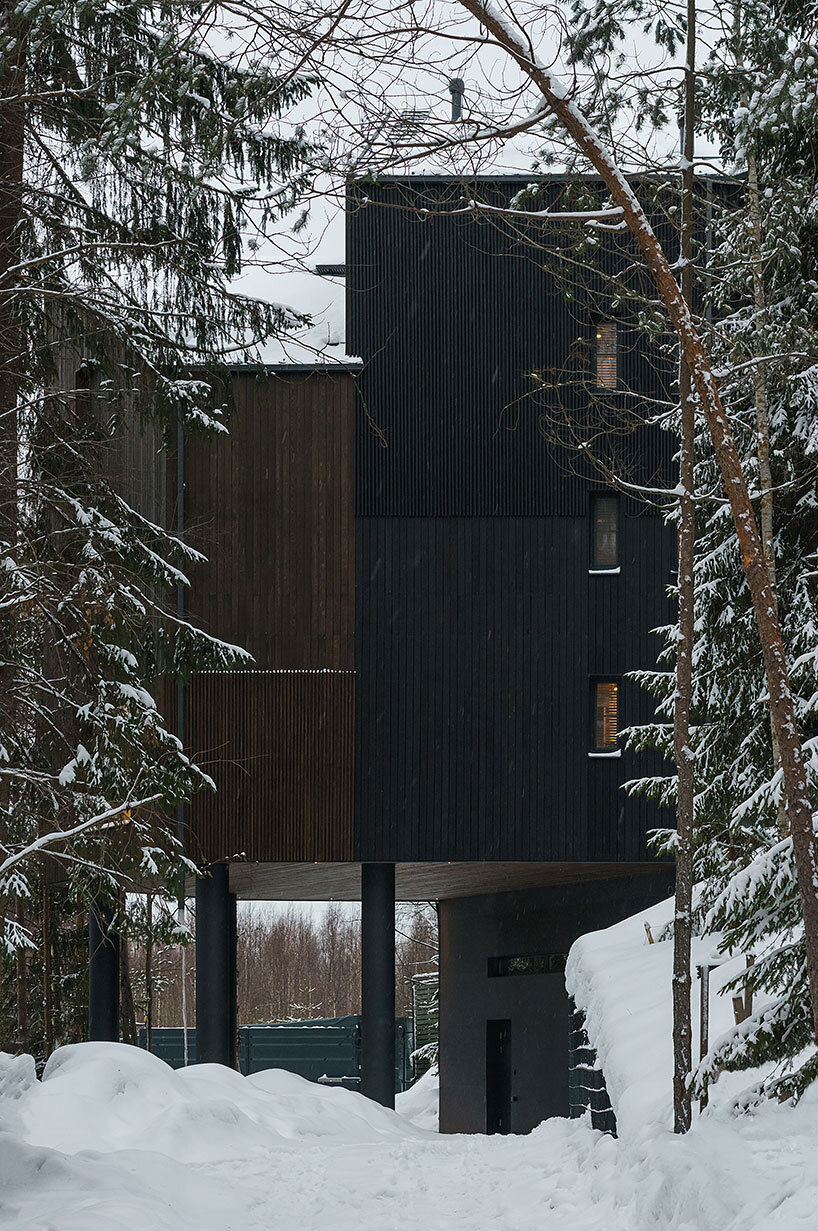 Монолитный дом с видом на лес выглядит так, будто он плывет по лесам России.