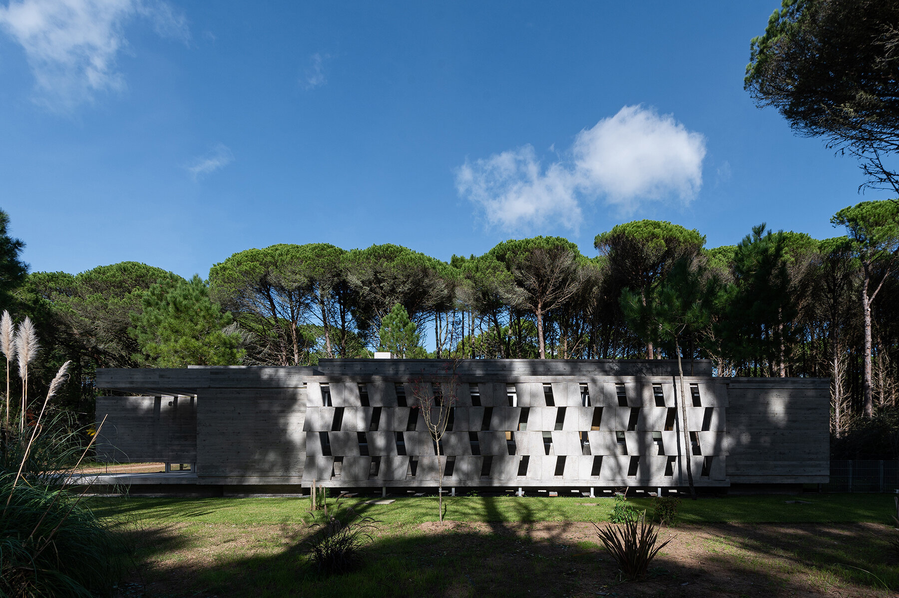 scale-like-concrete-facade-dwelling-horizontality-argentina-estudio-galera-1800