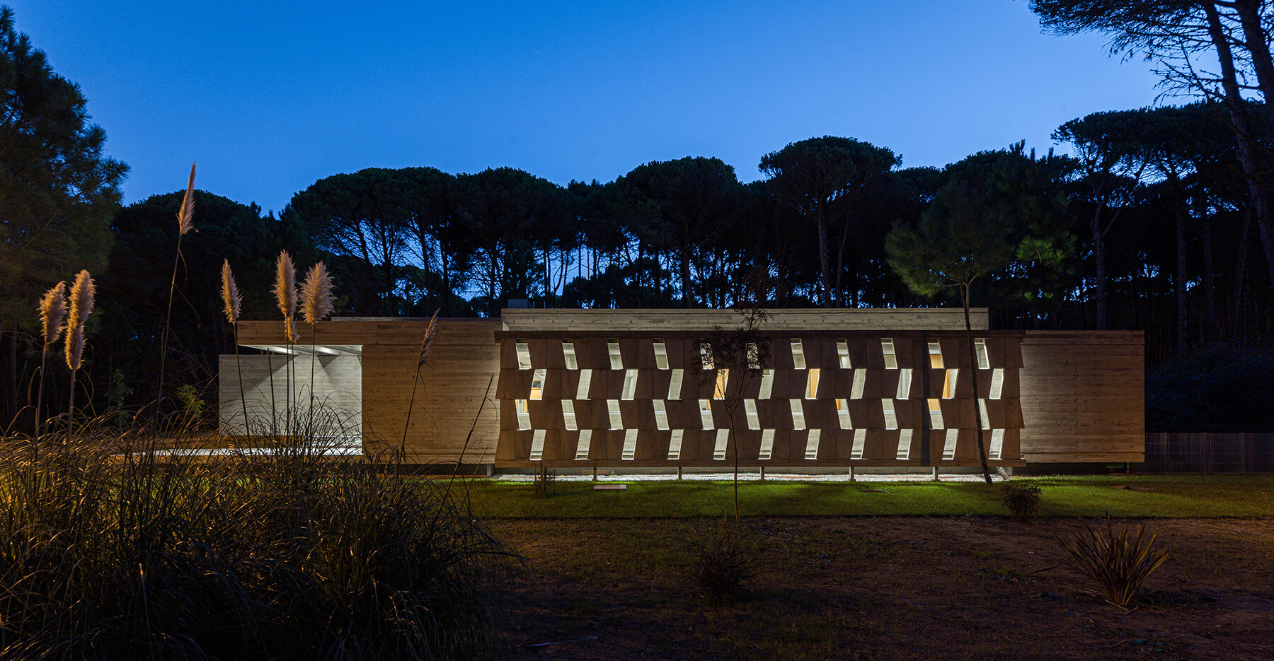 scale-like-concrete-facade-dwelling-horizontality-argentina-estudio-galera-designboom-1800