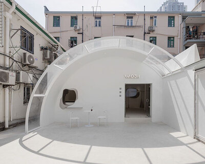 curvilinear display + minimal forms decorate this all-white clothing store in shanghai